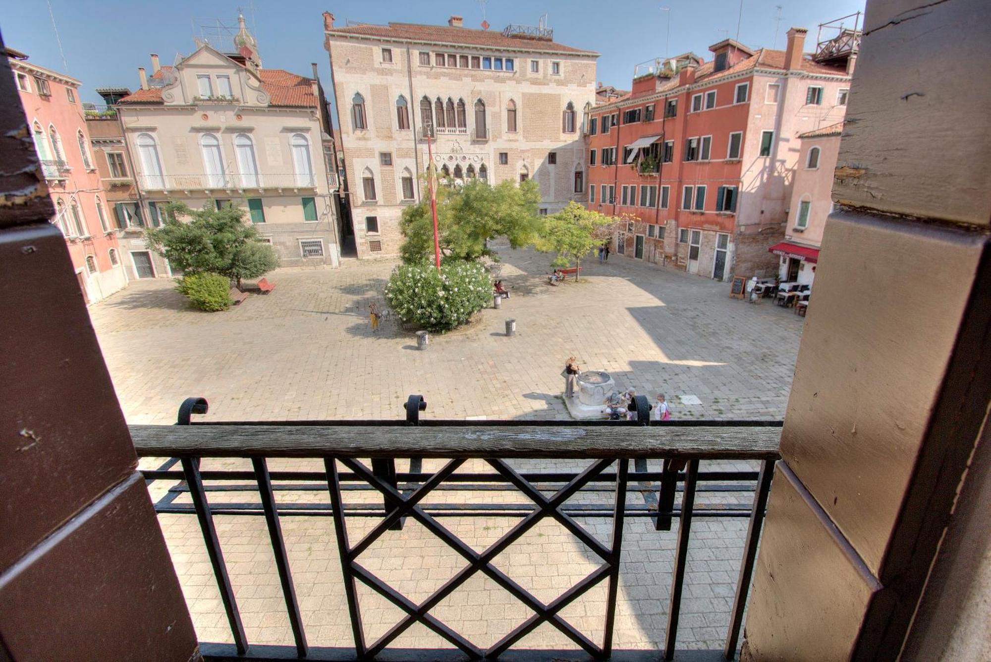 Basilica-terrace Venecia